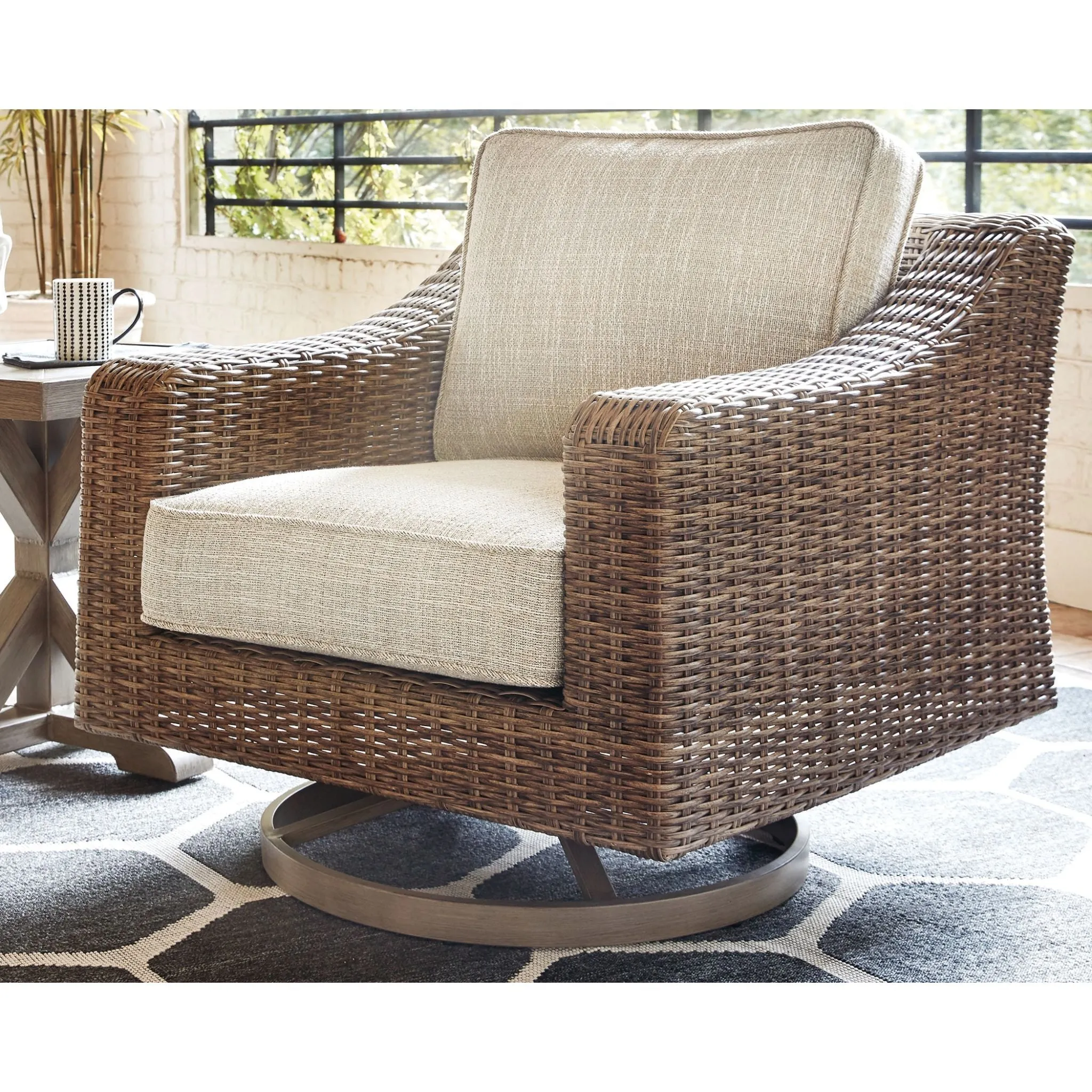 Outdoor Beachcroft Swivel Lounge Chair with Cushion